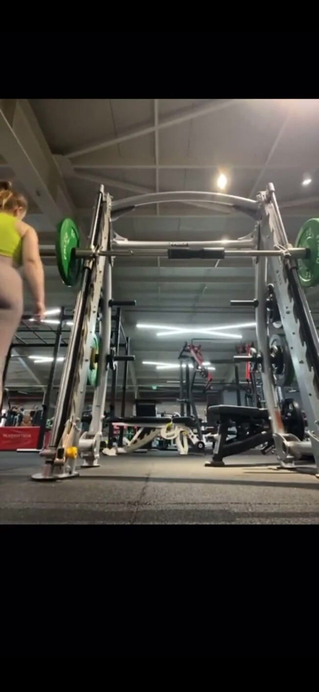 JuiceLussie: Trénování a masturbace v tělocvičně