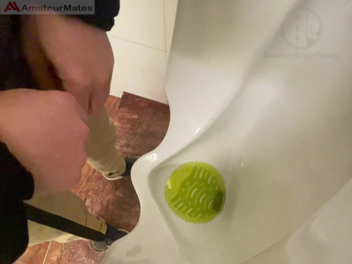 AmateurBoysPissing: Ragazzo Sorpreso a Pisciare in Un Orinatoio Di Un Bagno...