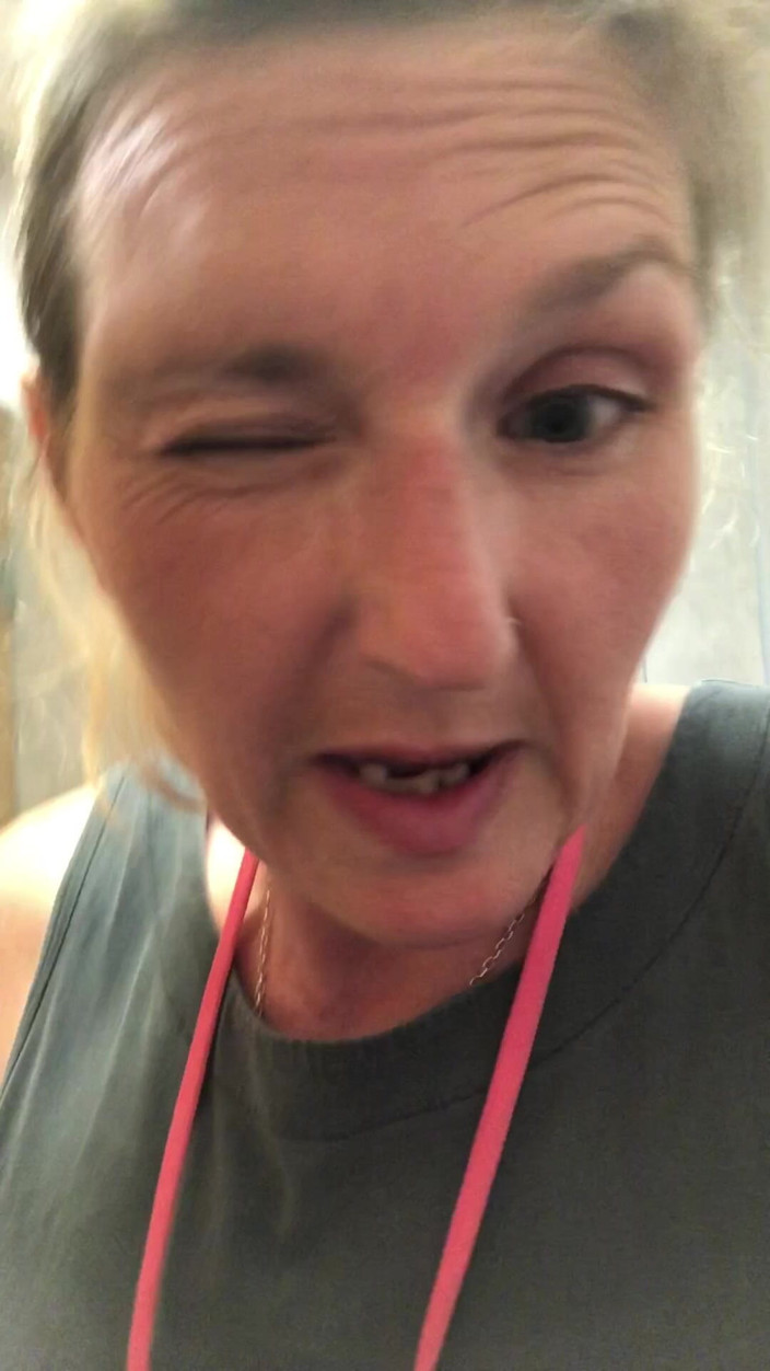 Pissing Paradise: Energické Chcaní Z Perfektní Chlupaté Kundičky Na Veřejných Toaletách