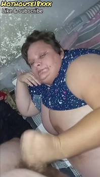 Mami vitregă îi face fiului vitreg labă și spermă pe sânii ei