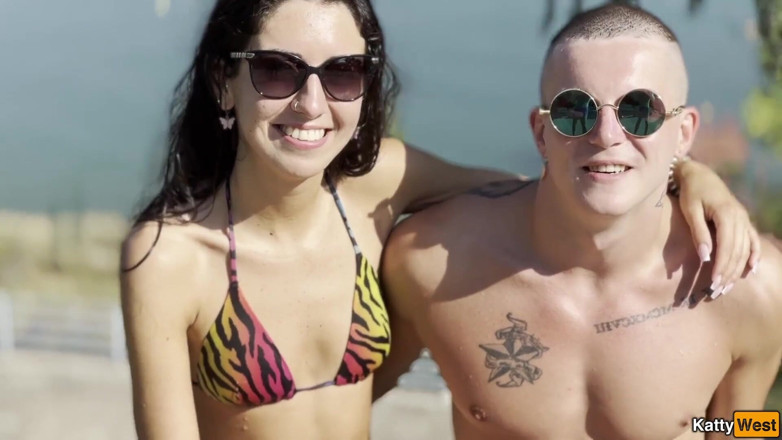 Katty West: Pozvala pár swingers na bisexuální trojku v hotelu