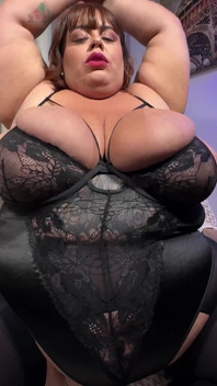 Une belle BBW avec un gros ventre chevauche et adore le nectar doré