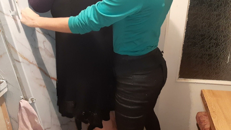Lesbian-candys: Guardo e mi masturbo mentre la mia ragazza scopa la...