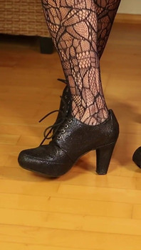 Spitzen-strumpfhose & High Heels booties - neckendes Schuhspiel &fußfetisch-show