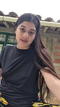 Latin genç kız göğüslerini teşhir ediyor