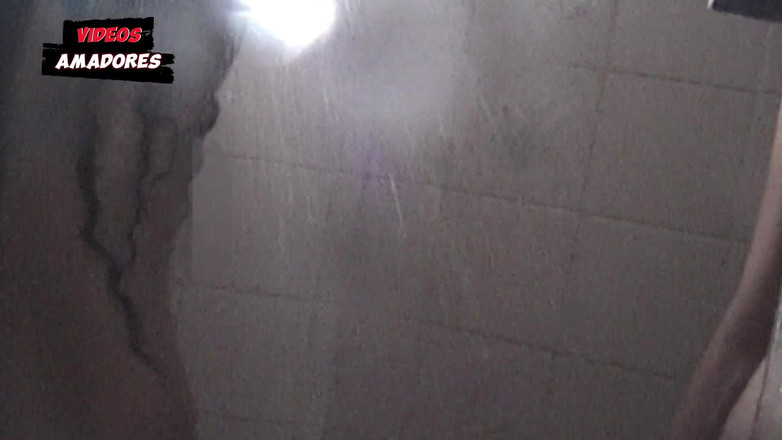 Amateurs videos: 两个女同性恋者洗澡