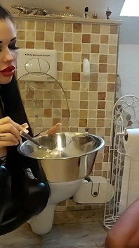 Miss Alessa Milano karmienie z toalety część 2