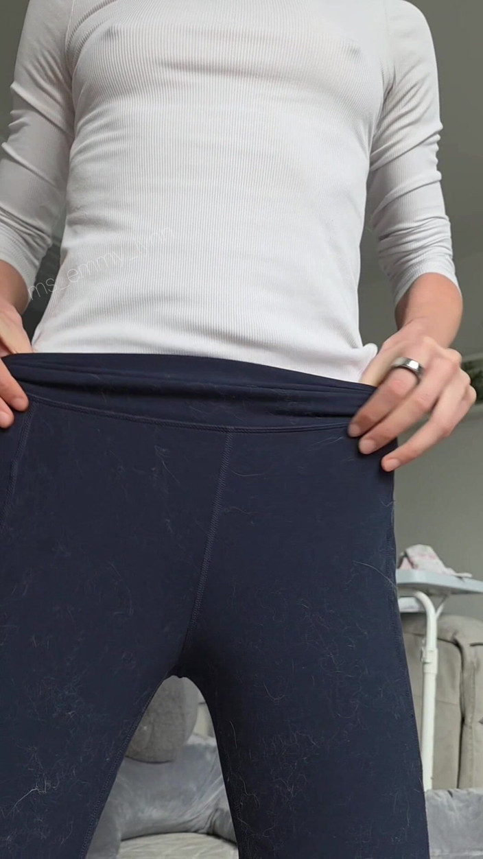 Ms_Emmy_Lynn: I capezzoli senza reggiseno attraverso i leggings bianchi si spogliano...