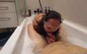Emma Alex: Une salope passionnée m’exhibe dans la salle de bain puis...