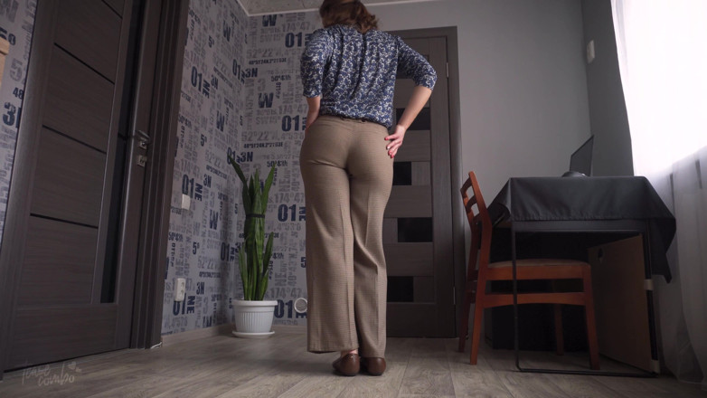 Teasecombo 4K: 바지가 갈라질 때까지 쪼이는 엉덩이를 괴롭히는 밀프 비서