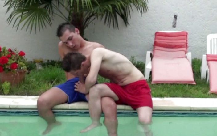 Crunch Boy: स्विमिंग पूल और तहखाने में फ्रेंच जुड़वां का मिश्रण