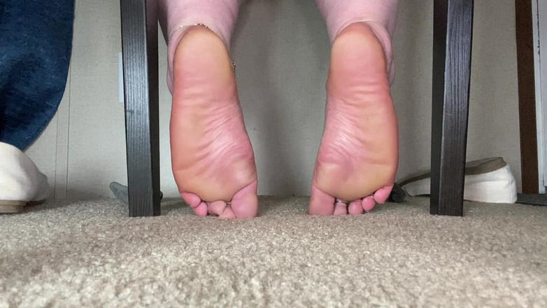 BellaBlast: Pés grandes - sob a vista da cadeira de sapatos e...