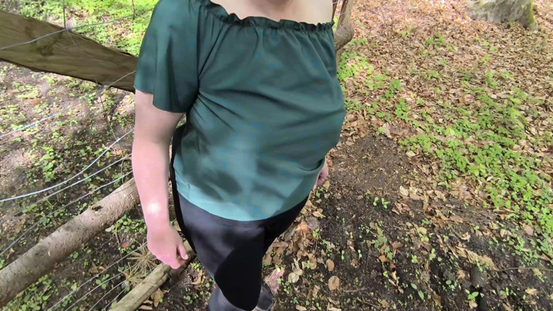 Bouncy Tits Action: aduhai cewek ini dientot habis-habisan di hutan