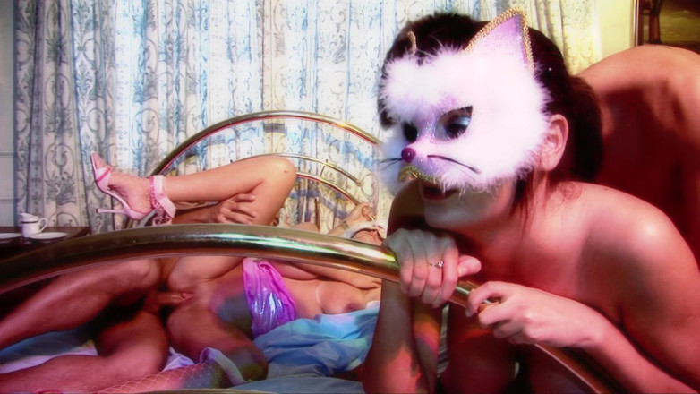 Mask-Night: Sex kitties like to play in groups