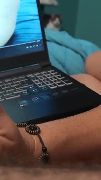Regardez Bella fesser sa bite en regardant du porno