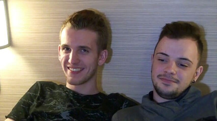 Gaybareback: Twink ebeveynlerinin yatağında prezervatifsiz sikişiyor