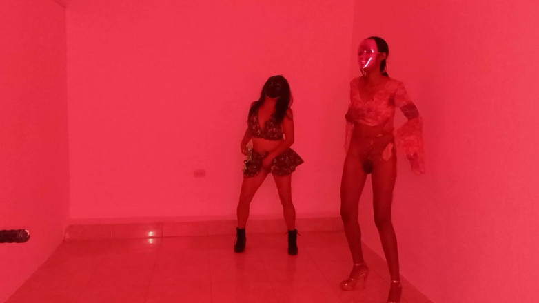 Martin13: Najlepsi przyjaciele spotykają się, aby zrobić zmysłowy taniec pokazując pochwy