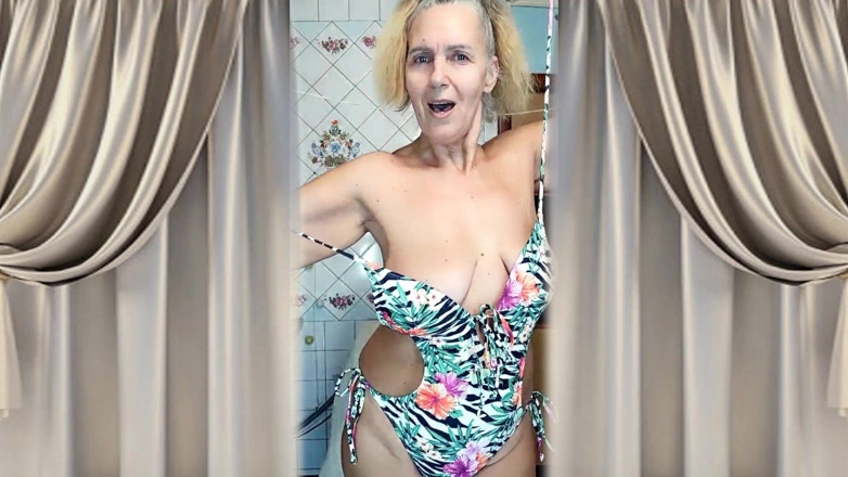 Lukerya: Eine Reife Frau Führt Einen Striptease in Der Küche Auf.