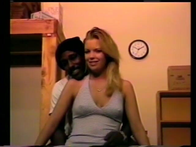 First Black Sexperience: Blonde slet beheerst een pijpbeurt met een grote pik