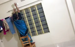 Agarré mi madrastra y comencé a follar su coño