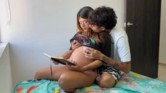 Je profite de ma demi-sœur enceinte qui s’occupe de toucher ses gros seins et de jouer avec sa riche chatte