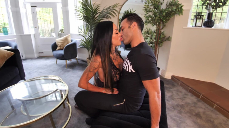 Miss_Crude: ホットワイフがAmazonドライバーとセックス