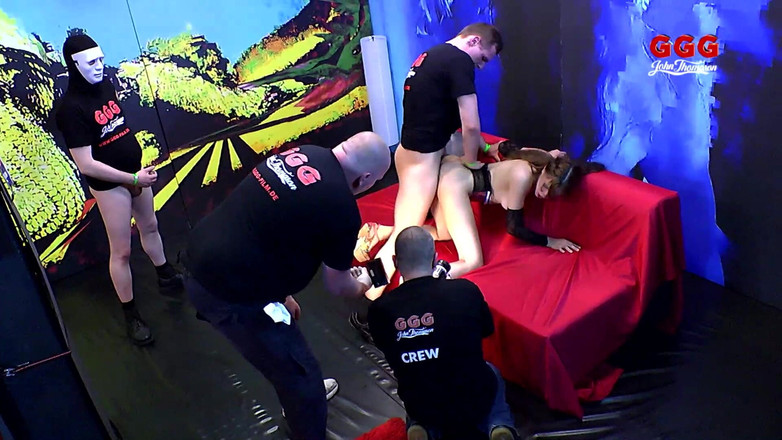 Gang Bang Germany: Ggg John Thompson - 야생 갱뱅에서 거대한 자지를 빨고 따먹는 수지 스타