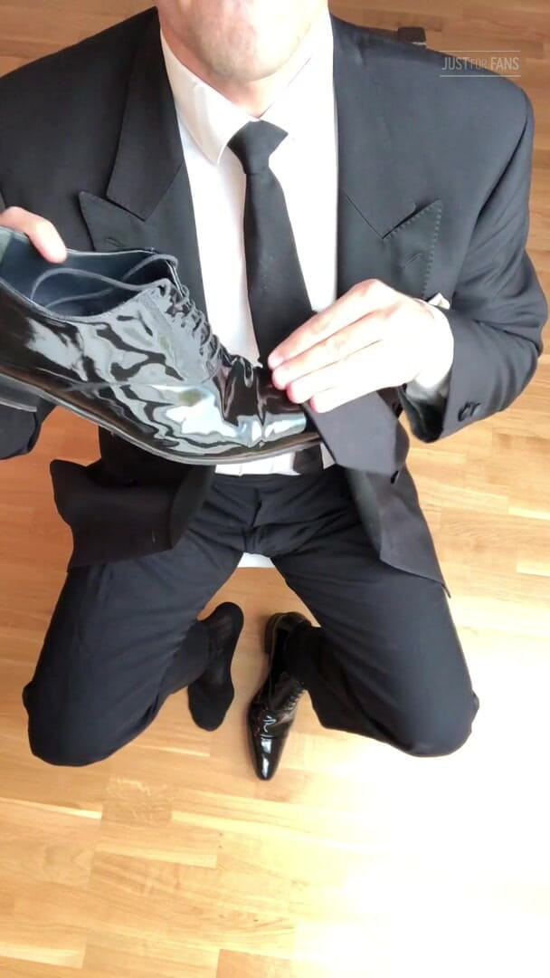 Master Shiny Shoes: काले सूट में हैंडजॉब