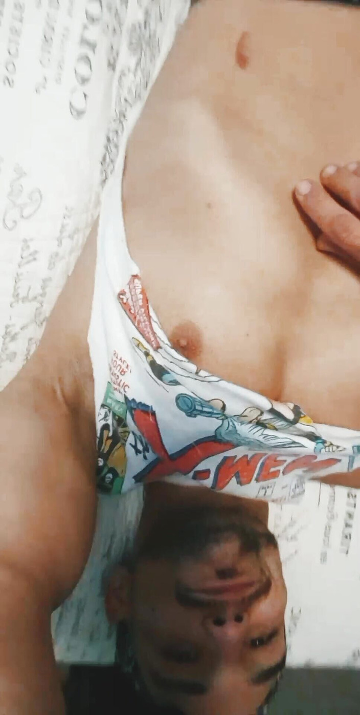 MR DUALITY: 英俊的年轻素人大屁股一边抚摸鸡巴并抚摸他的小穴一边挑逗