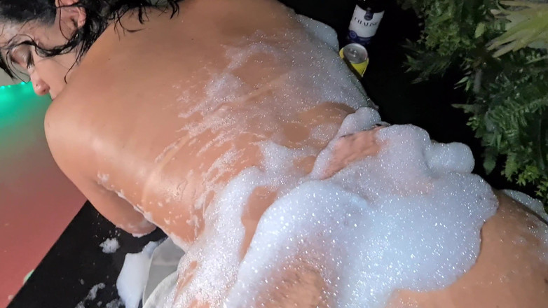 Casal Mattos: Pohled ve vaně: Praštit jsem péro do obličeje zlobivé holky...