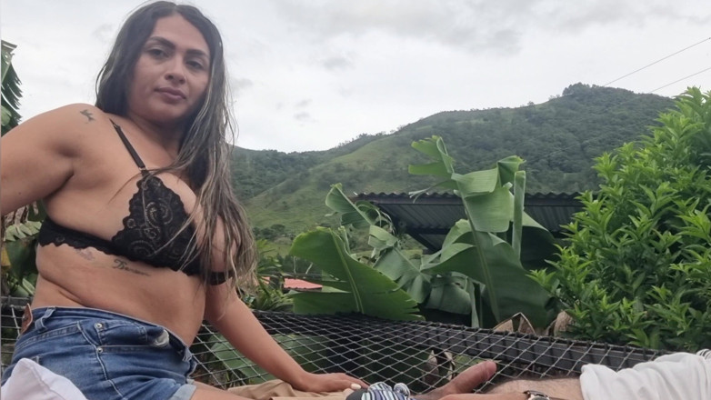 Rubis: Outdoor-blowjob im urlaub mit freundin