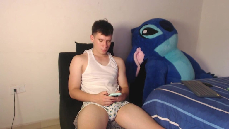 Icyhot707: Velký Mladý Latino Masturbuje Přes Kalhoty