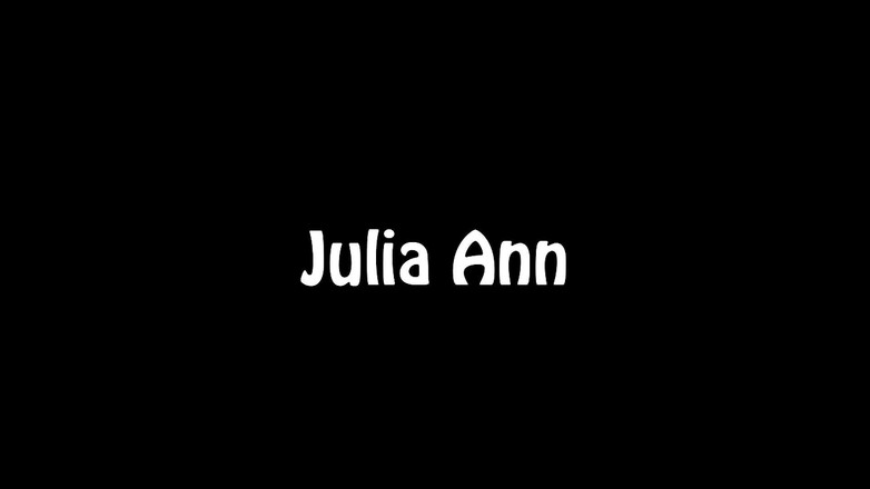Julia Ann: Julia ann göğüslerinin her yerine döl alıyor!!