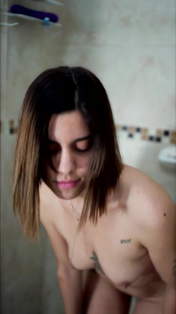 Sara Latina: Сара латина писяє сама