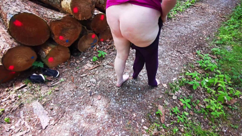 Bouncy Tits Action: Lass mich deinen arsch und yopur die muschi im wald...