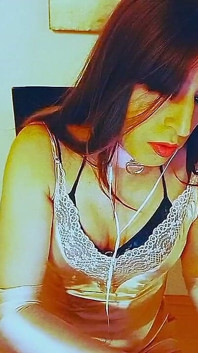 สาวแต่งหญิงสุดฮอต: แต่งตัวด้วยกลิตเตอร์ ดูหนังโป๊และสัมผัสฉัน