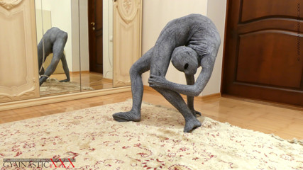 Gymnastic: Contortion queen w spandeksie kocim kombinezonie