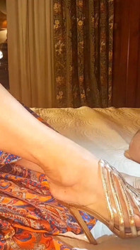 I piedi di selena con i tacchi ed il culto del corpo