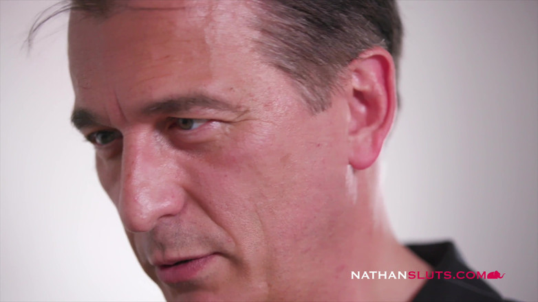 Nathansluts: สาวไทยตัวเล็กผมสีน้ำตาล Rebecca ดูดควยพ่อเลี้ยงแล้วโดนตูดเย็ดด้วยควยดำใหญ่ของ Sensi
