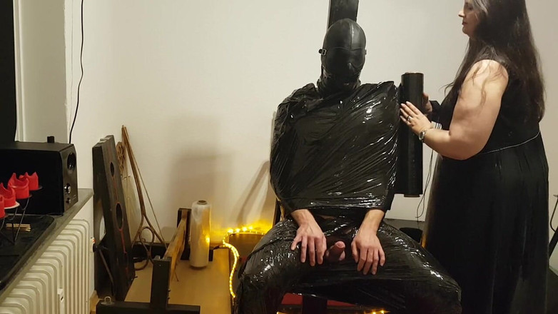 DOMINATRIX6: Foil bondage otrok část 2 - přilnající film mumifikovaná a ohraná na šílenství