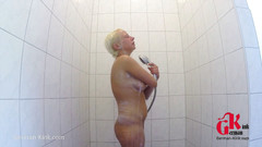 German Kink: 淋浴并刮她穿孔的熟女阴户