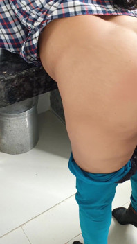 Une soubrette indienne fascinante au gros cul étroit se fait baiser par son propriétaire cocu