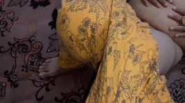 Prima volta che il marito ha scopato una moglie indiana desi appena sposata in abito giallo