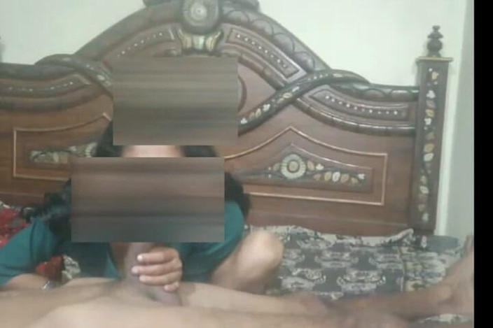 Tarelgc: Une Indienne canon et sexy suce la bite de son...