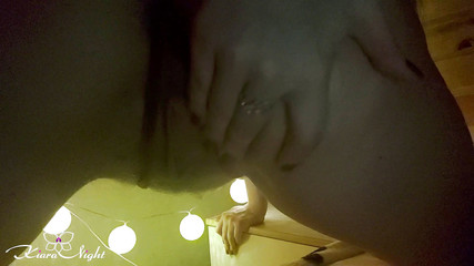 Kiara Night: Dívka s velkými prsy masturbuje kundičku a orgasmus