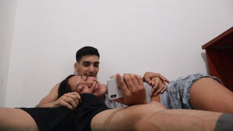 Jamesxd1010: Frumoasa mea brunetă latino columbiană sora vitregă mă seduce atingându-mi...
