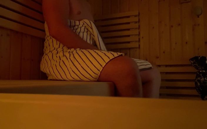 Lucas Nathan King: Złapany szarpanie w saunie publicznej | Ogromny wytrysk