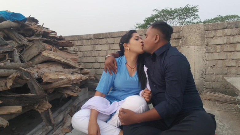 Sona bhabhi: 18-летняя девственница-студентка с большими сиськами давит ее сводным братом на улице девушки дези