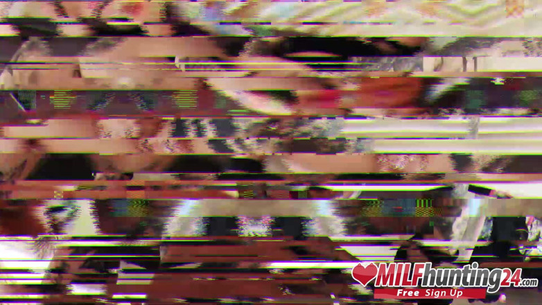 MILF Hunter 24: Milf caçadora bate Mia Blow com força e bolas na...