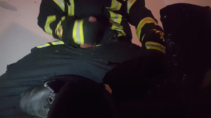 Thebootsstopmper: Bombeiro se masturba com equipamento de fogo